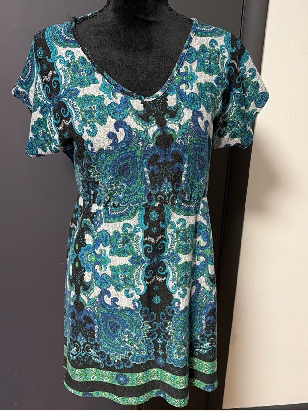 Rue21 size L lightweight dress featuring a vibrant blue, teal, and green paisley